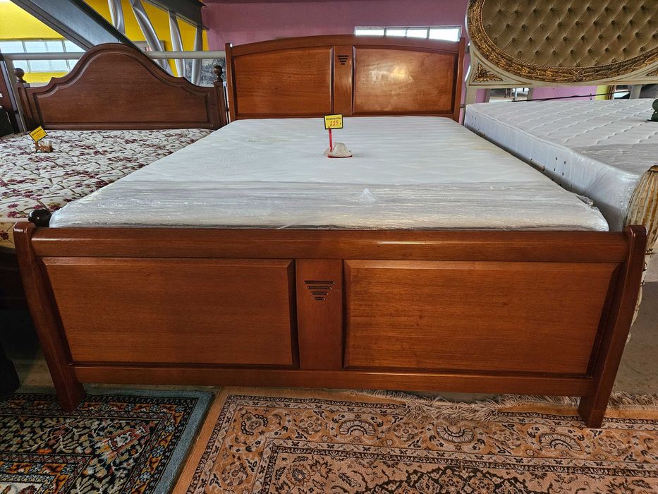 Cama com estrado e colchão - Bom estado geral