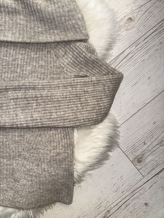 Sweter z odkrytymi ramionami