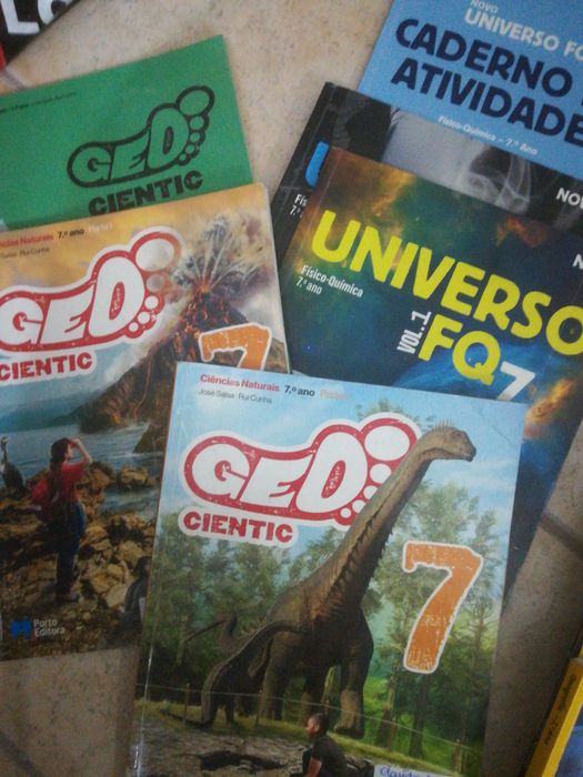 Manuais do aluno 7° ano. Só o de matemática e EMRC.  disponiveis