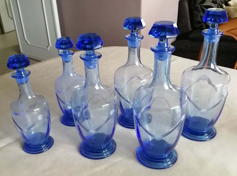 Garrafas e copos antigos em vidro azul trabalhados