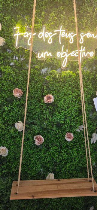 Verde artificial com flores