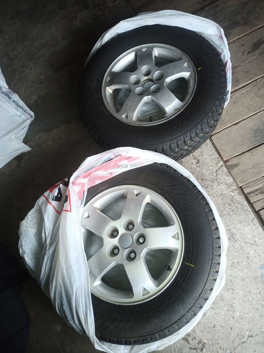 Зима шипи  215/70 r16