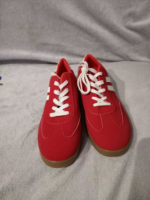 Czerwone buty sportowe