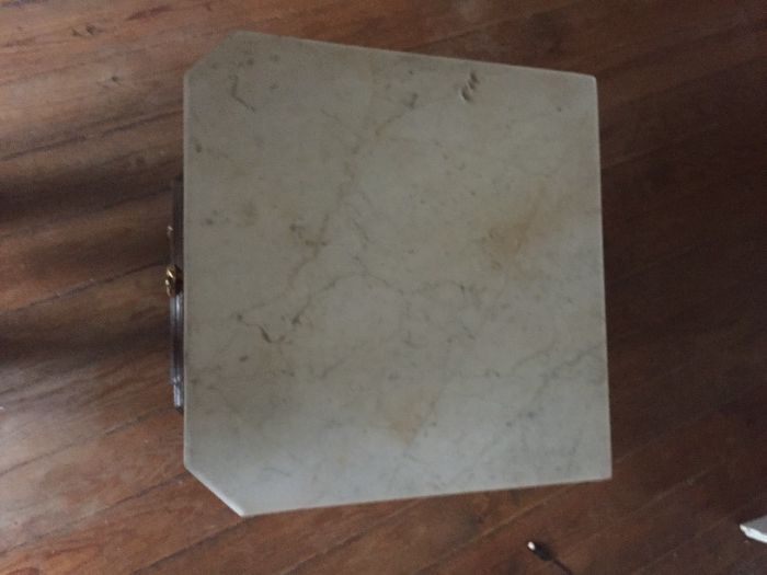 Mesinha de cabeceira muito antiga em bom estado