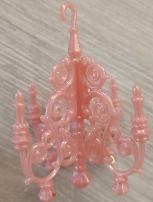 Różowy żyrandol MGA LOL Surprise – akcesorium do domku lub Glampera