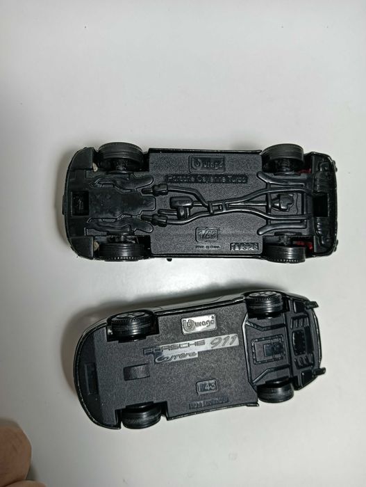 2 modele Porsche 1/43 Bburago Cayenne Turbo i 911 Carrera