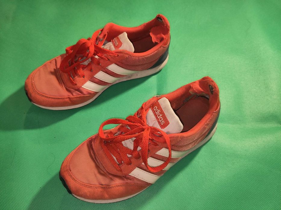 Buty Adidas męskie czerwone z trzema białymi paskami letnie rozmiar 40