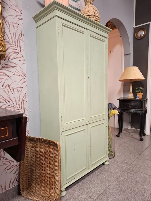 Armário vintage em madeira pintado de verde suave.