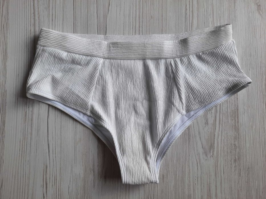 Белый купальник с топом рюшами в рубчик с воланами высокие трусики М