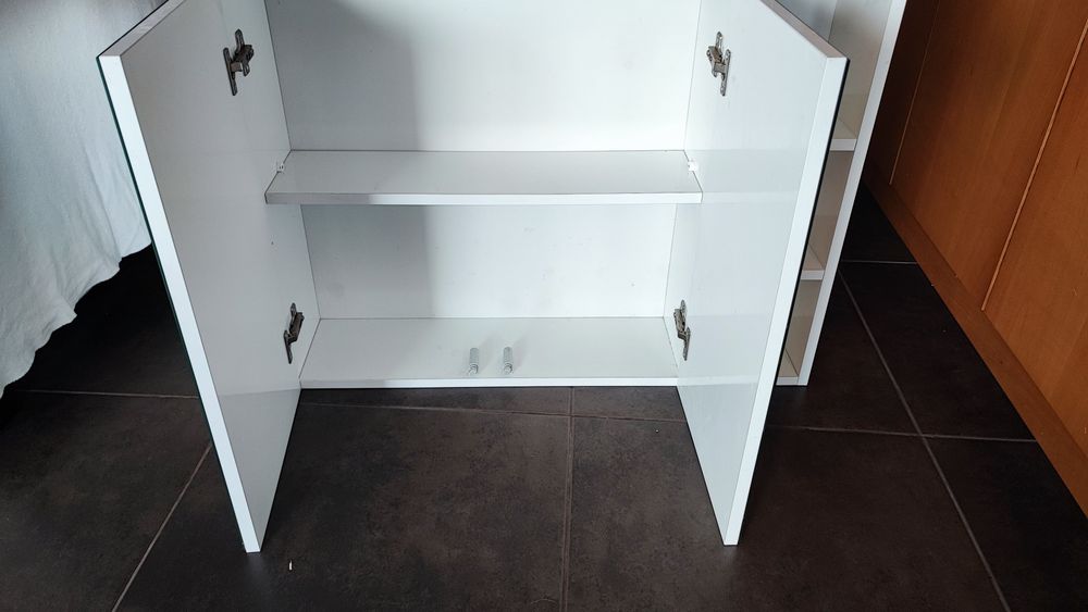 Armário de casa de banho com espelho