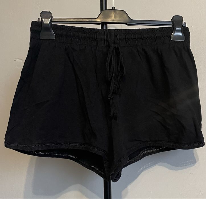 Krótkie spodenki z wysokim stanem na gumkę.