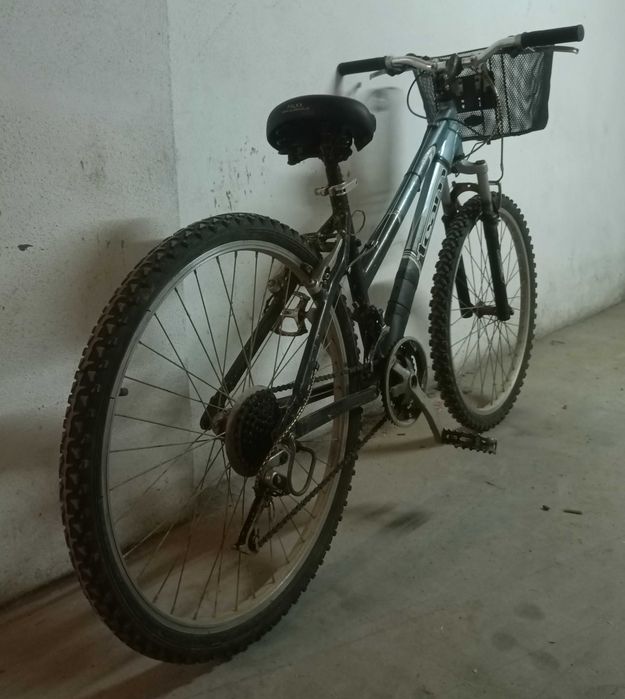Bicicleta Sra roda 26, estimada e prática, afinada pronta a usar.