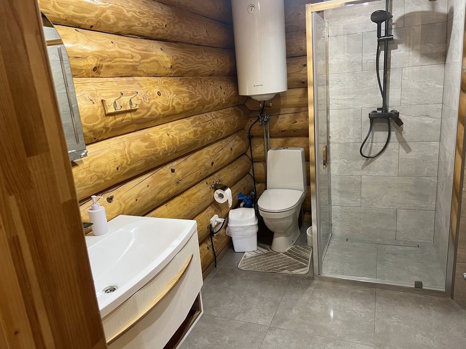 Здають деревʼяні двоповерхові будинки з кухнею