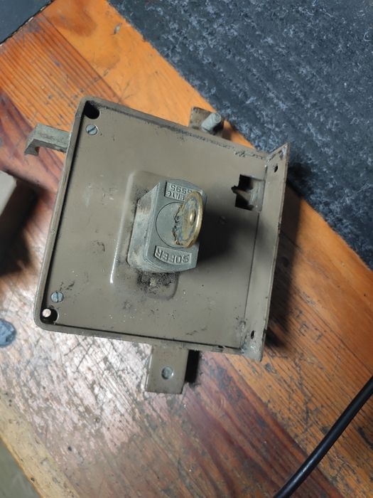 Fechadura com ligação a trancas