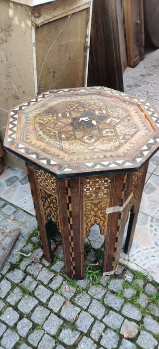 Mesa em madeira com marchetaria