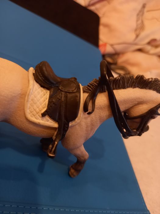 ogłowie i siodło ujeżdżeniowe schleich