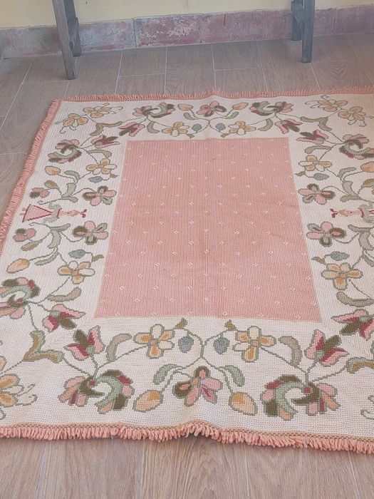 Vendo Arraiolos  carpete lindissima cor de salmao com barra flores
