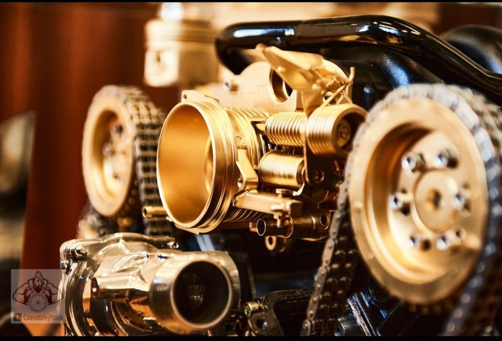 Stolik z silnika V8 BMW Stolik z bloku silnika BMW V8