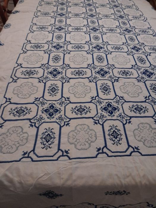 Toalha integralmente bordada à mão ponto cruz