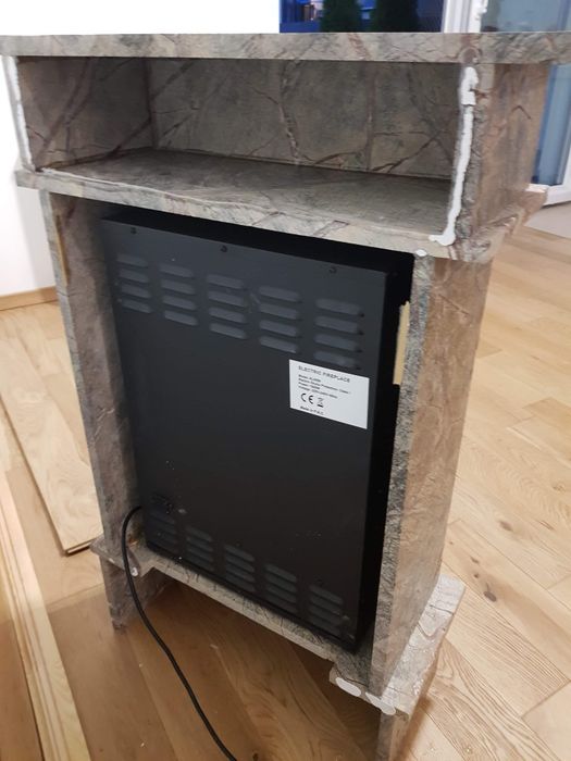 Kominek elektryczny w zabudowie marmurowej