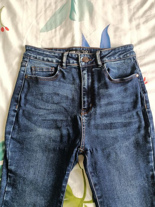 Dżinsy skinny z wysokim stanem przylegające do kostek