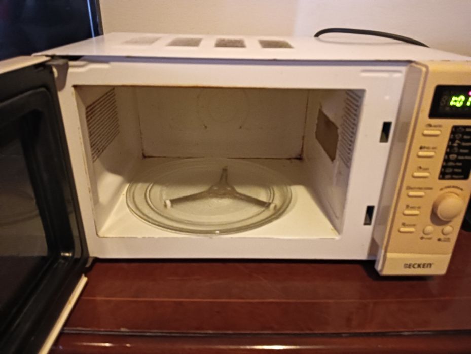 Forno Micro Ondas BECKEN - Usado mas a funcionar bem.