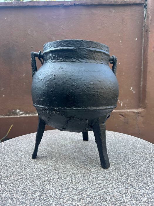 Pote / Caldeirão Antigo em Ferro Fundido (Três Pés) com Asa – Peça Etnográfica / Decorativa