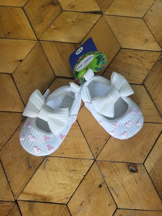 Buciki niechodki, miękkie dla dziewczynki r. 19