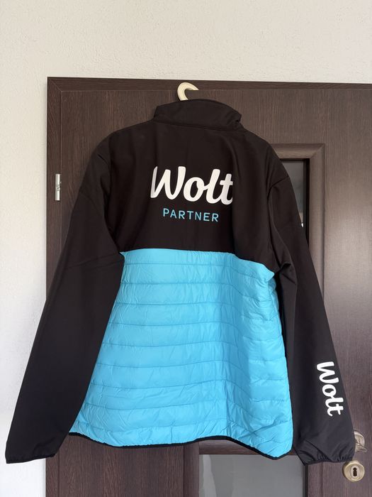 Nowy kurtka Wolt do dostaw kurierskich.