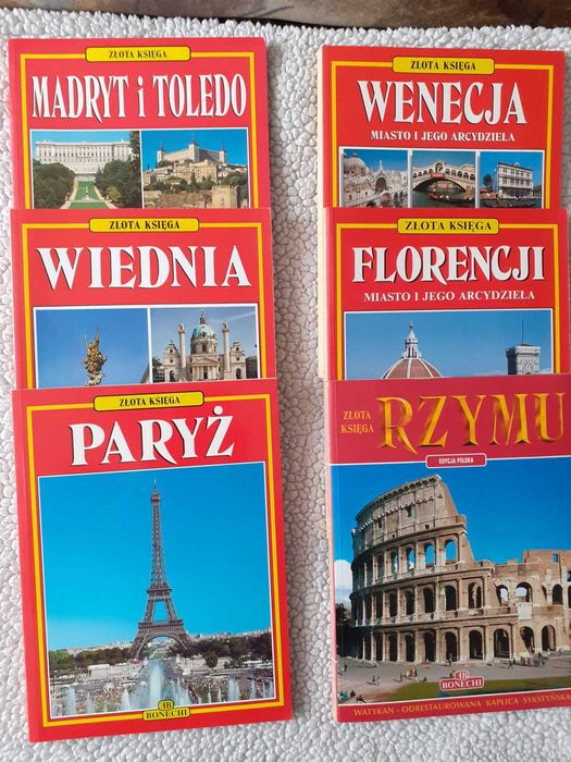 przewodniki po zabytkach z serii Złote Księgi, każdy po 20 zł