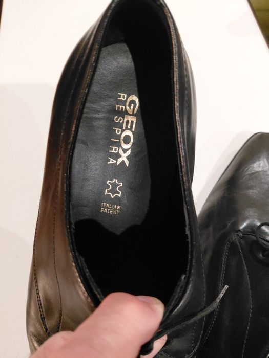 Sapatos pretos de homem