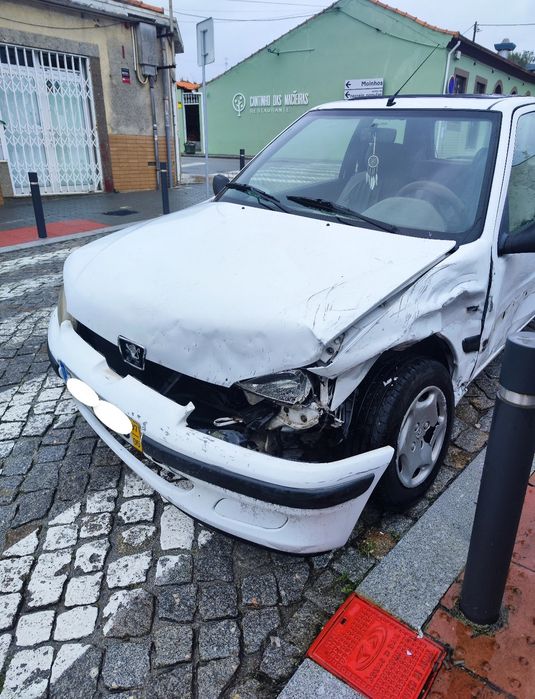 Peugeot 106 acidentado