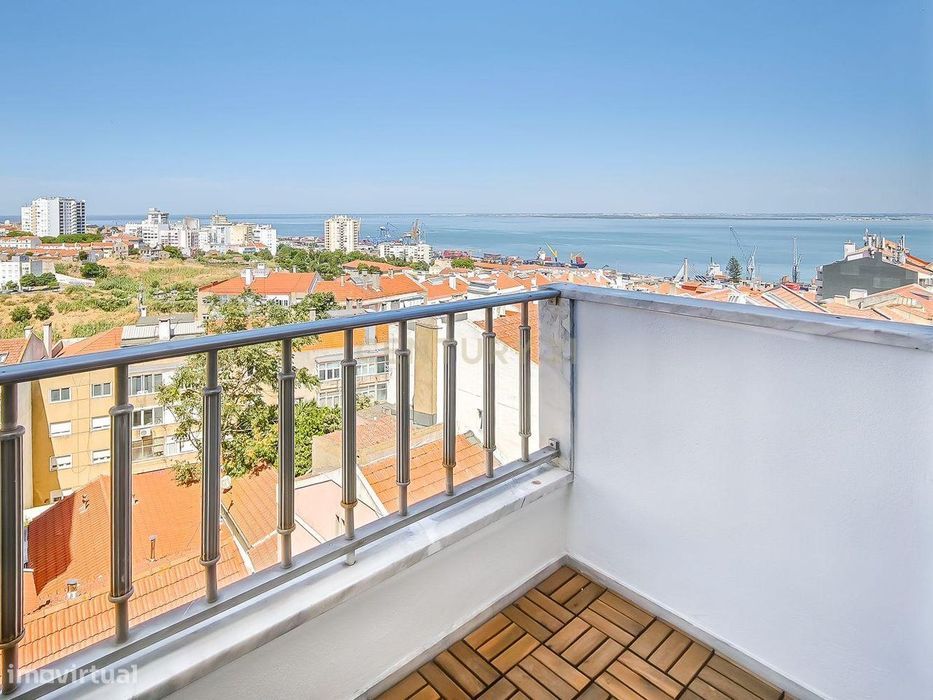 Apartamento T2 Renovado com Vista Rio em São Vicente, Lisboa