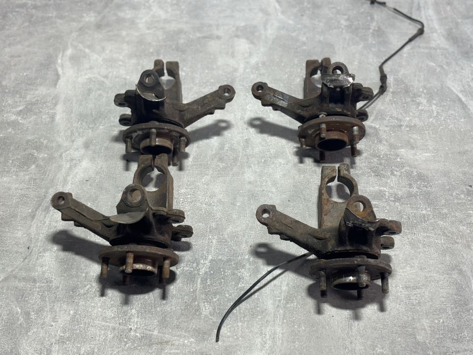 Ступиця Ford Focus 2 C-Max Цапфа Форд Фокус Ц-Макс