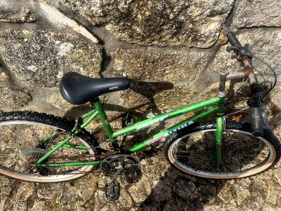 Bicicletas usadas, azuis, branca e verde! Bom preço.