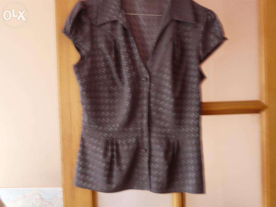 Bardzo ladna elegancka bluzka dopasowana dekolt krotki rekaw