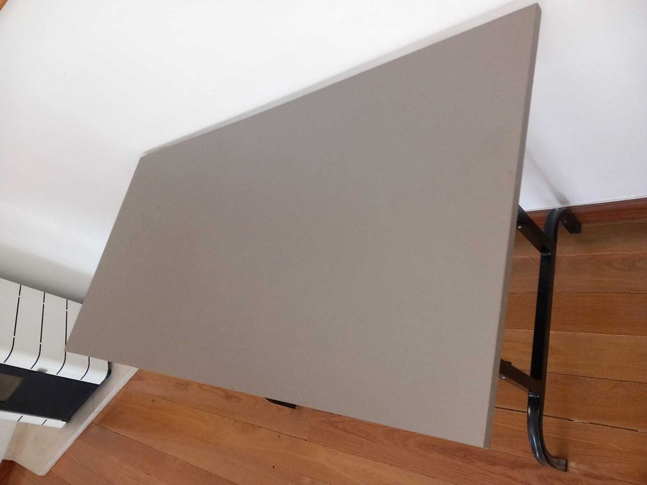 Vendo Secretária, em excelente estado de conservação.