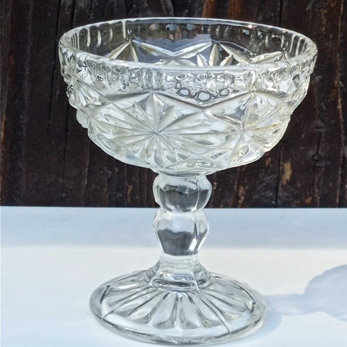 Pucharek vinted szklany. Wiek przed lub powojenny.