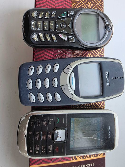 Motorola c115  nokia 1800