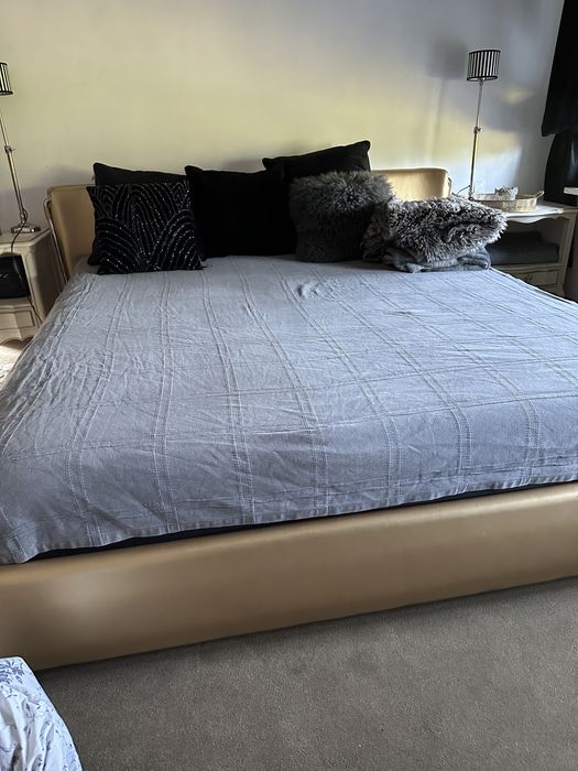 Łóżko , rama  . Skóra naturalne .