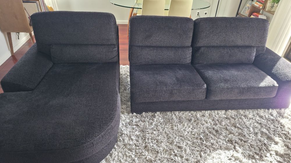 Sofá com chaise long preto