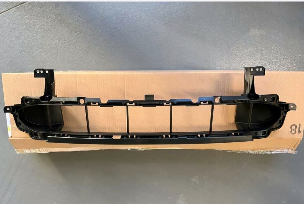 Решітка бампера нижня на MAZDA  CX30. Оригінал.