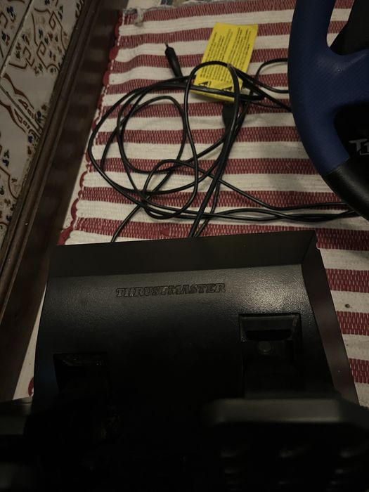 Volante Thrustmaster T150 com pedais, compatível com PS4, PS5 e PC.