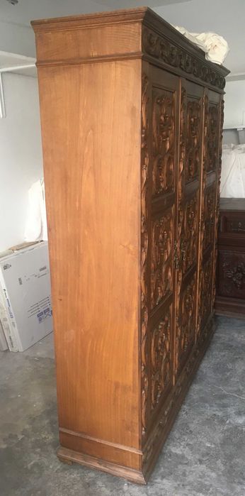 Armário / bengaleiro em talha com 3 portas em Saldo