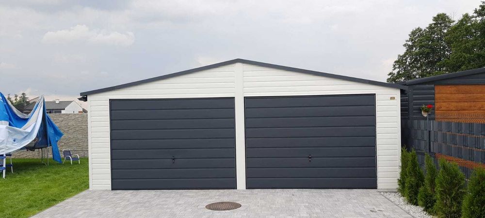 Garaż dwustanowiskowy akrylowy dwie bramy dwuspadowy