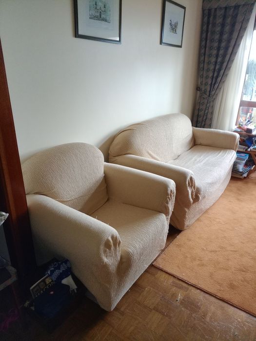 Sofás usados com as respetivas capas laváveis