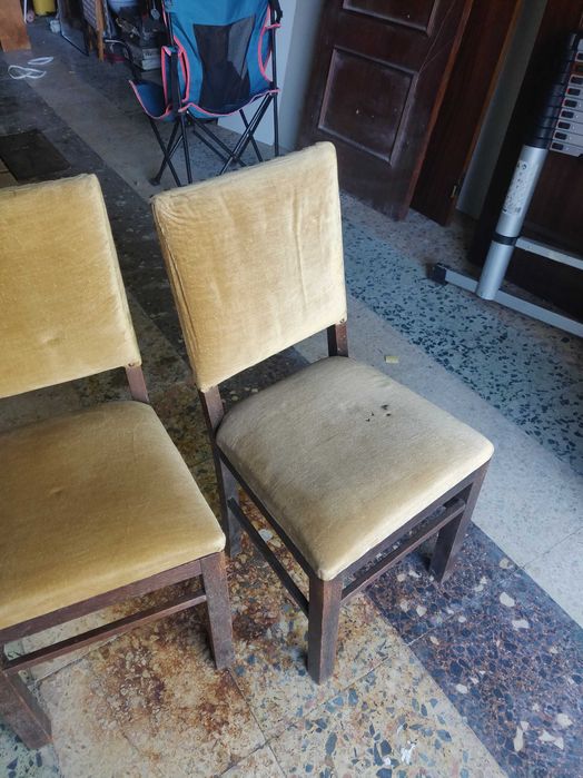 Cadeiras almofadadas