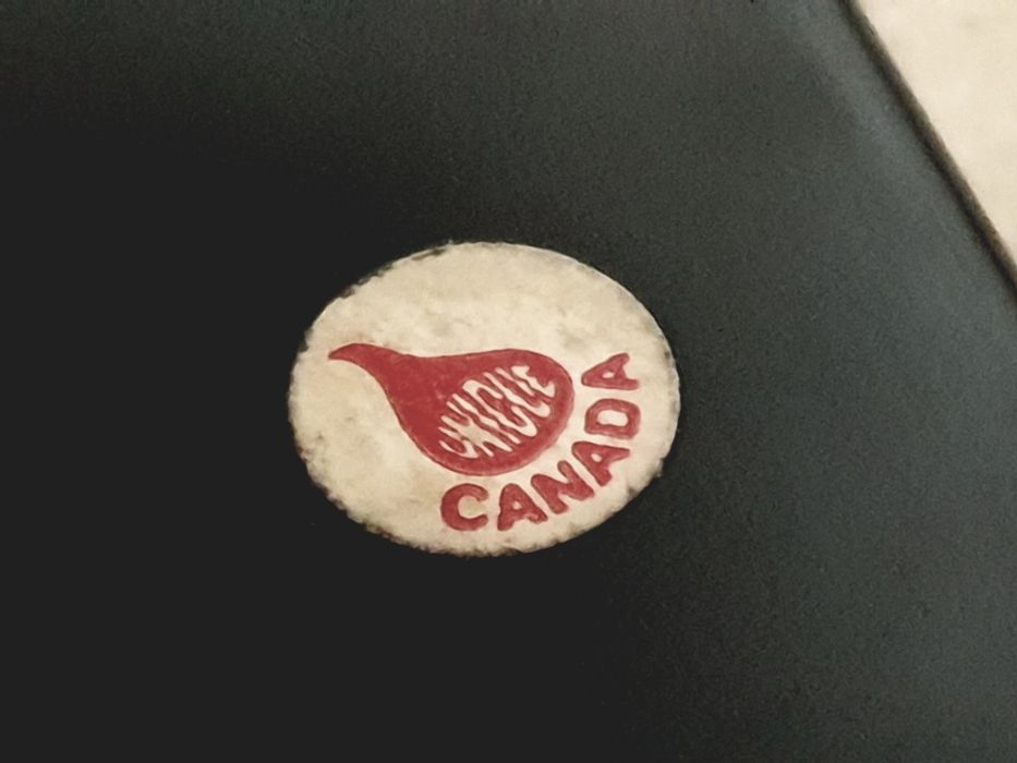 Abre caricas / garrafas canadiano vintage em resina com moedas