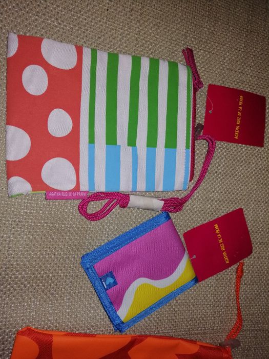 Bolsas e carteira oficiais da Agatha Ruiz de La Prada, c etiqueta