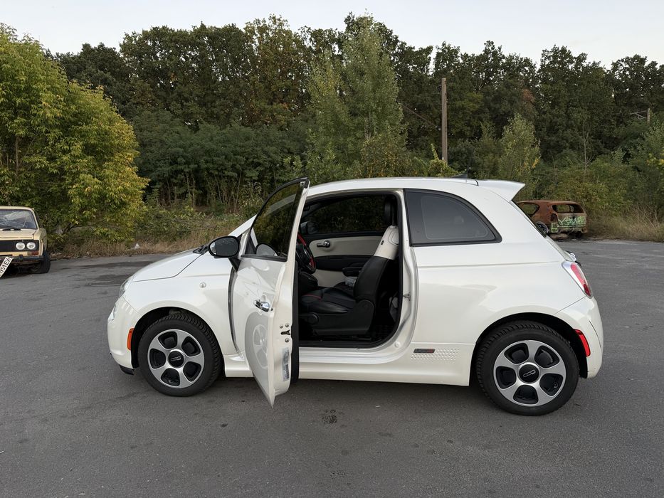 Машина Fiat 500e 2016